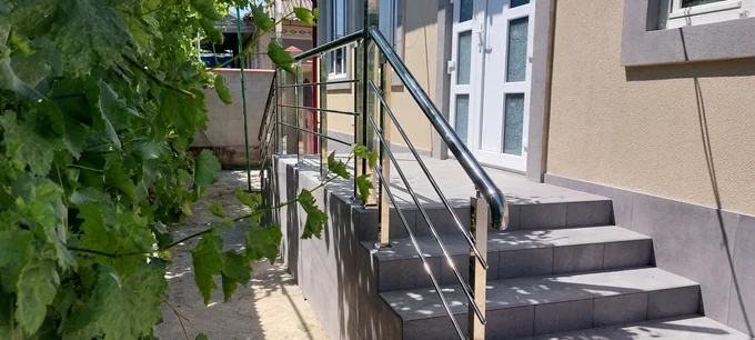 Balustradă inox pentru un pridvor larg B-002 — GNV METAL