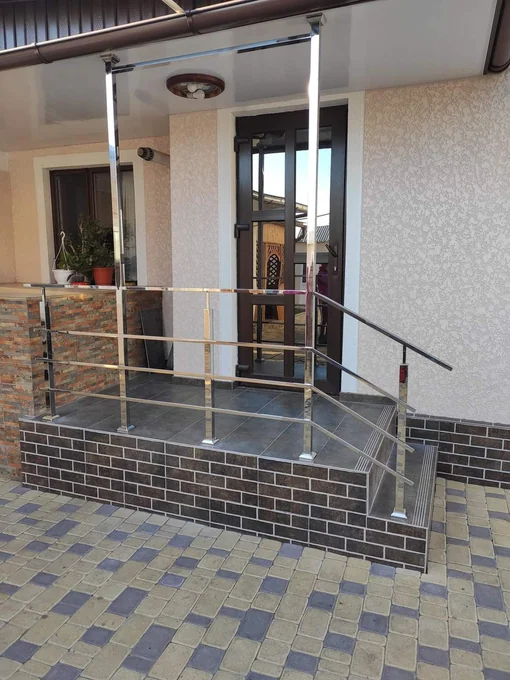 Balustradă inox pentru terasa de la intrare B-004 — GNV METAL