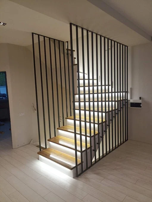 Balustradă de scară cu bare până la tavan B-005 — GNV METAL