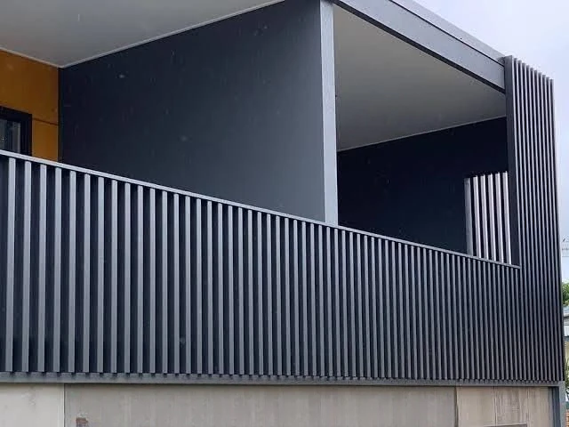 Balustradă cu lamele pentru terasă modernă B-011 — GNV METAL