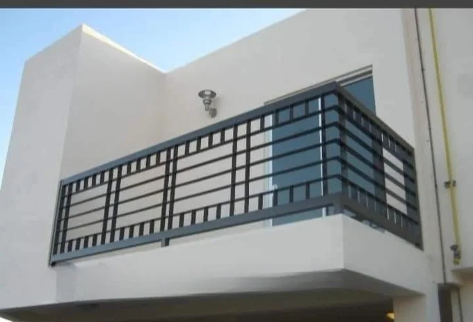 Balustradă de balcon cu orizontale și friză superioară B-012 — GNV METAL