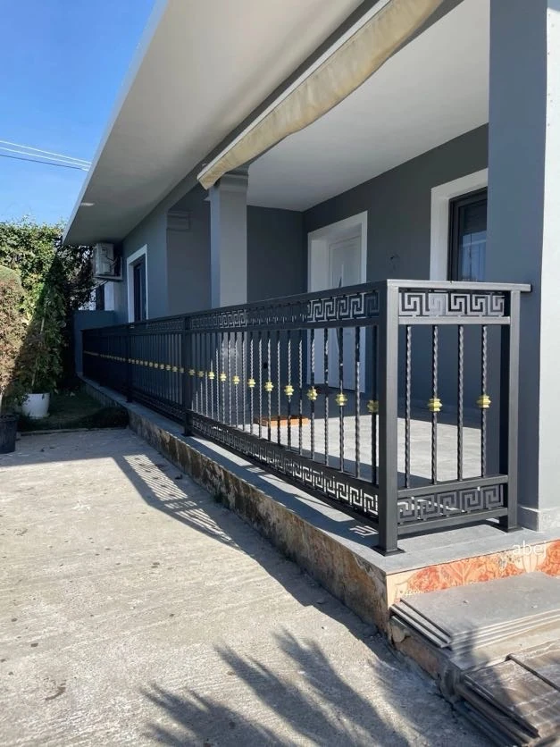 Balustradă de terasă cu accente aurii B-021 — GNV METAL