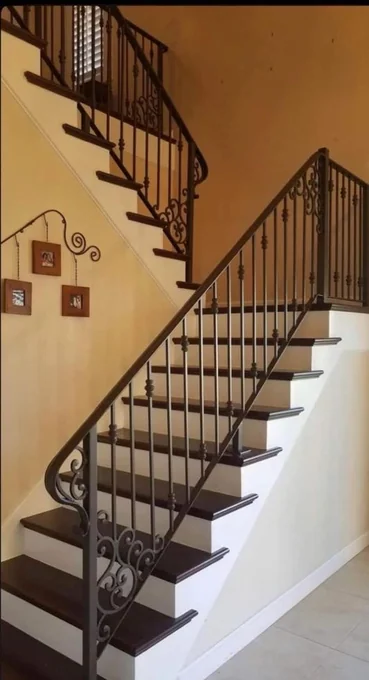 Balustradă pentru scară cu întoarcere și volute jos B-027 — GNV METAL