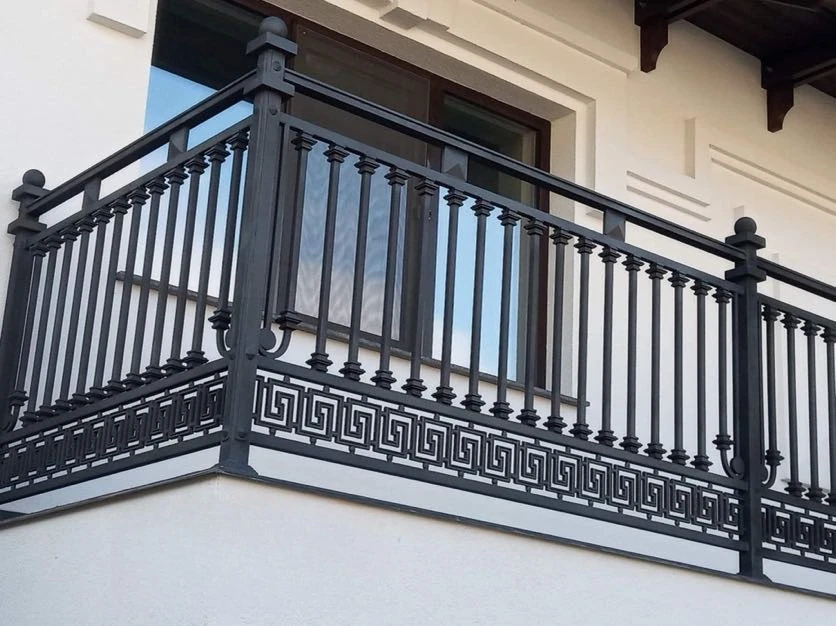 Balustradă de balcon cu baluștri decorativi B-028 — GNV METAL