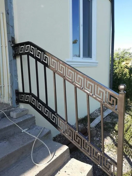 Balustradă de trepte cu meandru și stâlp cu bilă B-029 — GNV METAL