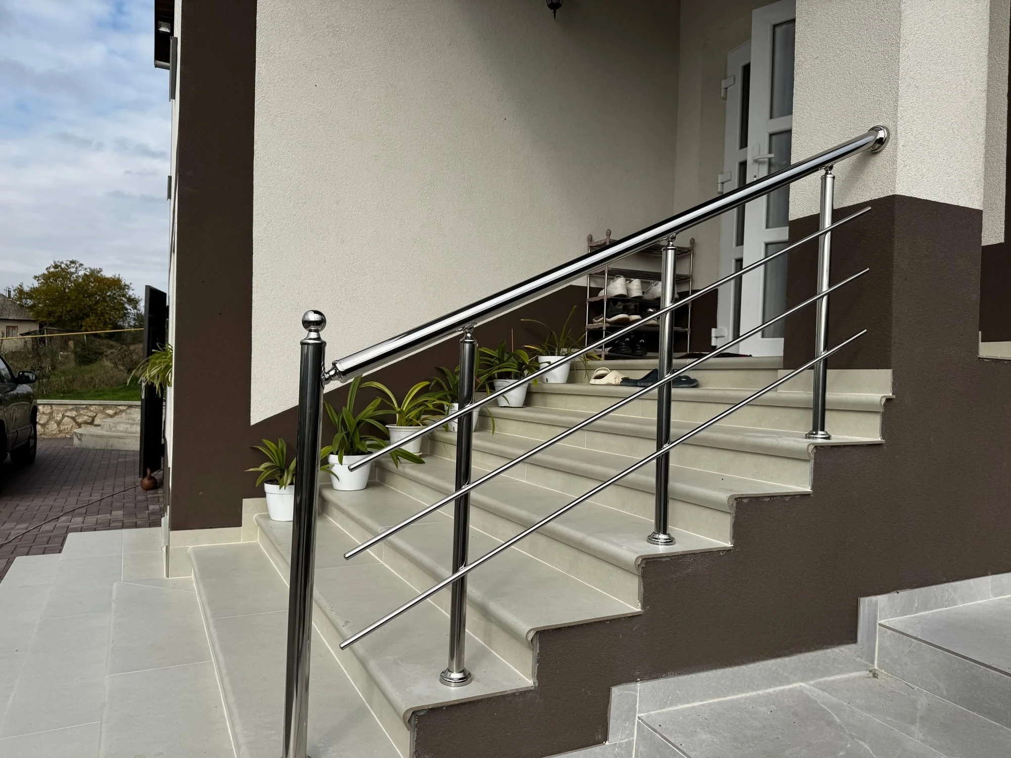 Balustradă inox pentru scara de lângă fațadă B-031 — GNV METAL