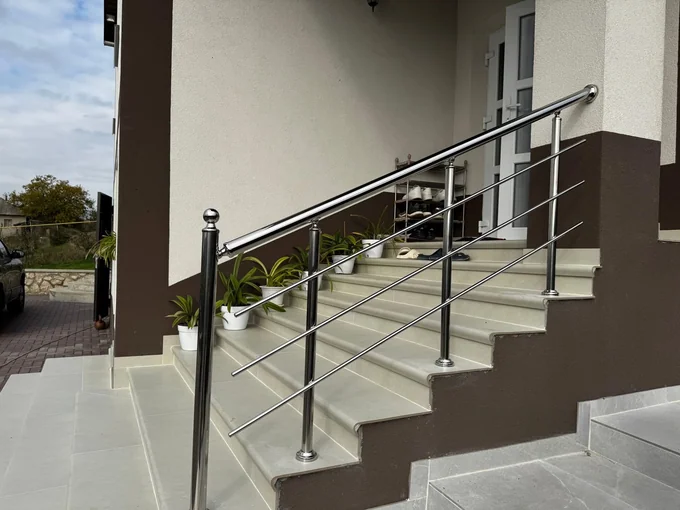 Balustradă inox pentru scara de lângă fațadă B-031 — GNV METAL