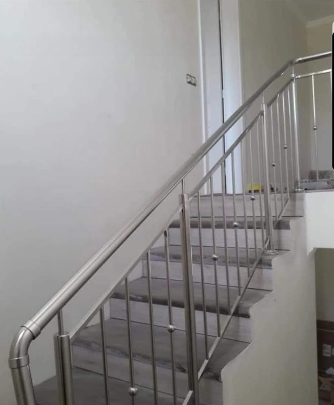 Balustradă inox interioară cu umplere verticală B-033 — GNV METAL