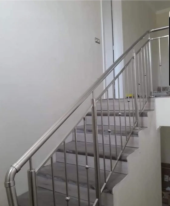 Balustradă inox interioară cu umplere verticală B-033 — GNV METAL