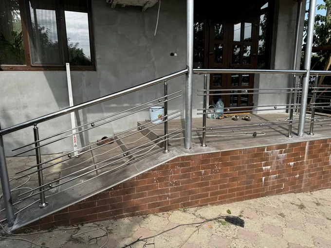 Balustradă inox pentru rampă și podest B-038 — GNV METAL