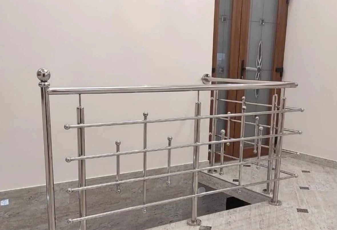 Balustradă de podest cu tuburi orizontale B-042 — GNV METAL
