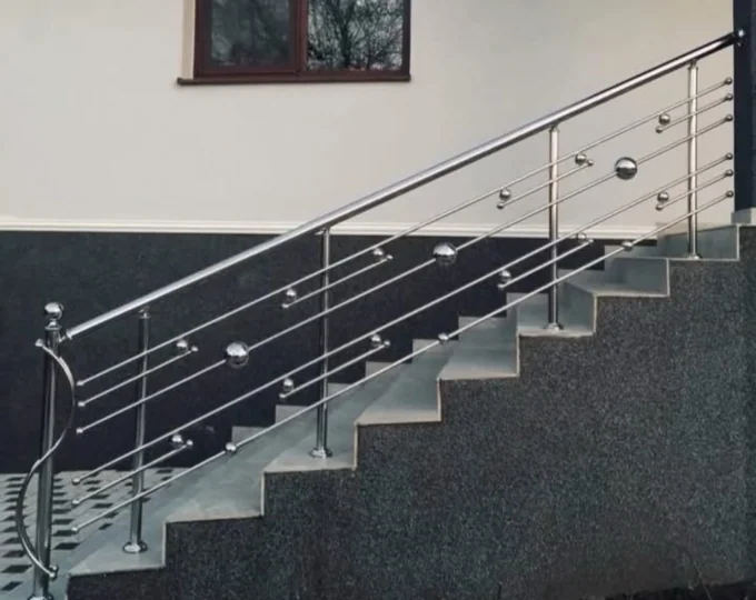 Balustradă de scară cu bile decorative pe bare B-043 — GNV METAL