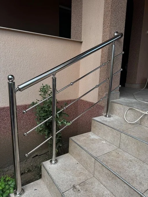 Balustradă simplă de trepte cu stâlp cu bilă B-046 — GNV METAL