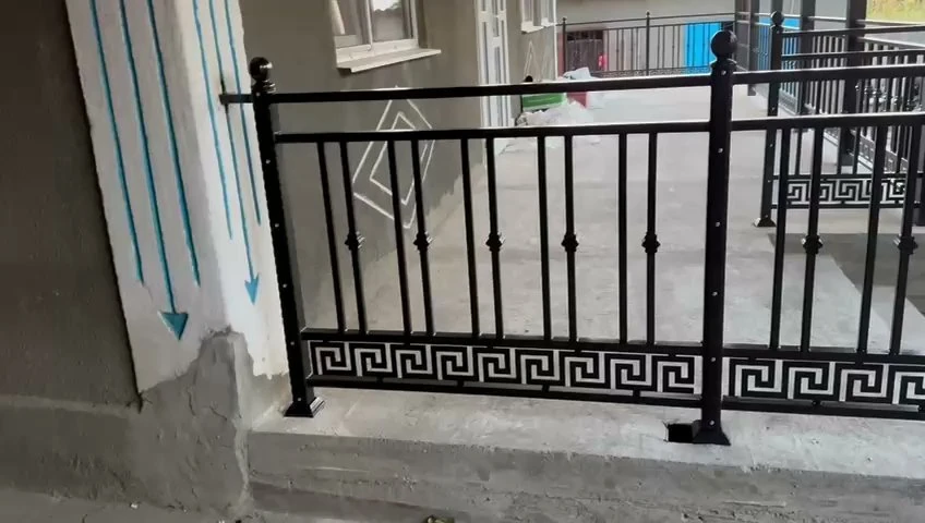 Balustradă dreaptă cu meandru inferior B-049 — GNV METAL