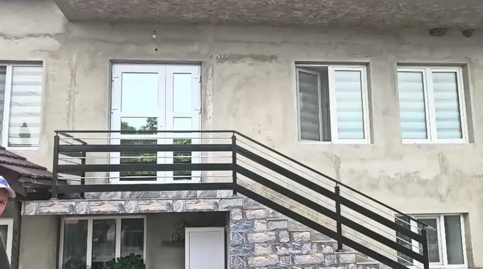 Balustradă exterioară din benzi orizontale late B-050 — GNV METAL