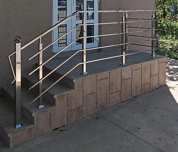 Balustradă de pridvor cu stâlpi pătrați B-052 — GNV METAL