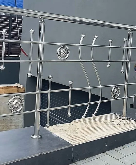 Balustradă inox cu unde și rozete circulare B-056 — GNV METAL