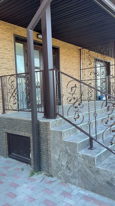 Balustradă de pridvor cu volute laterale mari B-063 — GNV METAL
