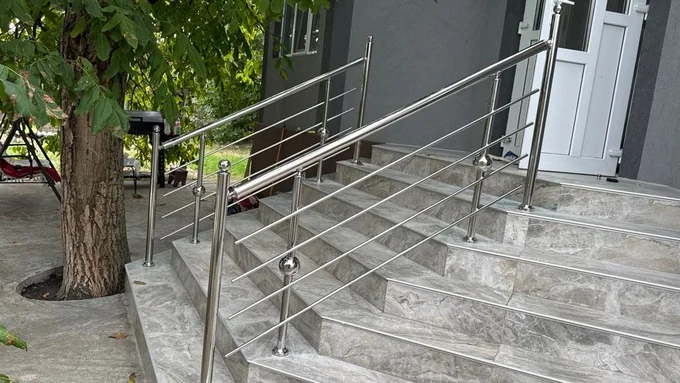 Balustradă inox pentru scară de intrare lată B-064 — GNV METAL