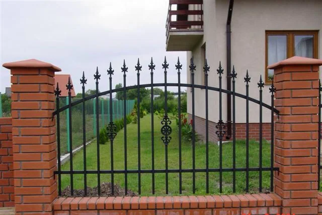 Gard arcuit cu vârfuri între stâlpi de cărămidă G-009 — GNV METAL