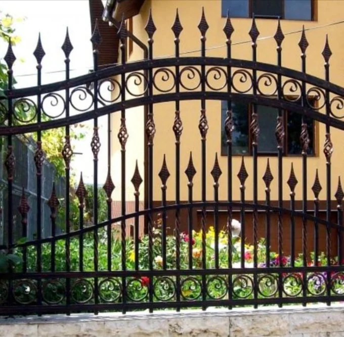 Panou de gard pe două niveluri cu vârfuri mari G-014 — GNV METAL