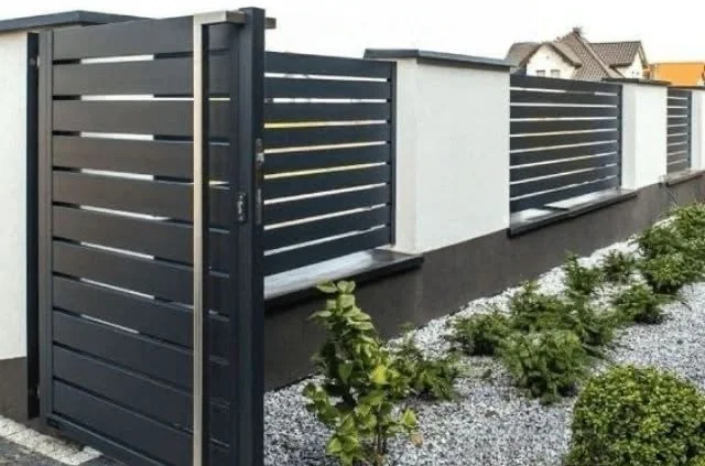 Gard cu panouri orizontale și portiță dreaptă G-015 — GNV METAL