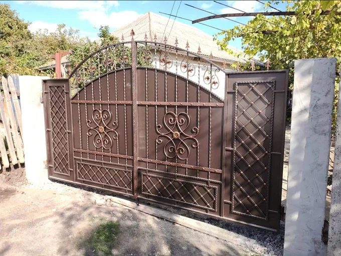 Poartă arcuită cu volute și romburi laterale P-003 — GNV METAL