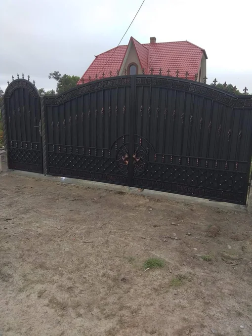 Poartă opacă cu ridicare lină spre centru P-004 — GNV METAL