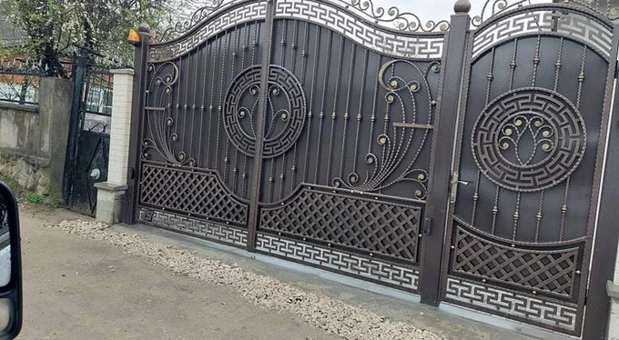 Poartă cu medalioane circulare și meandru P-006 — GNV METAL