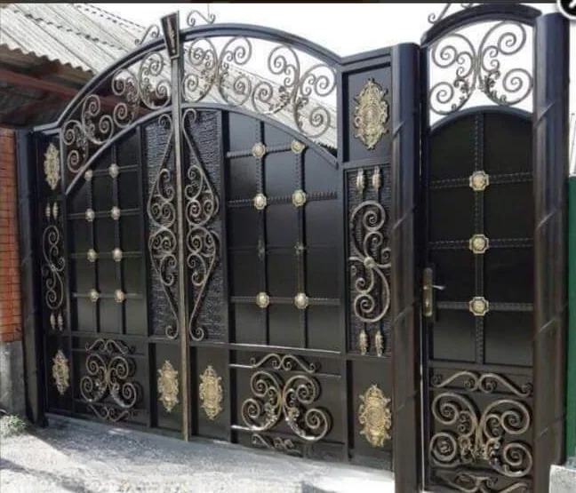 Poartă arcuită cu rozete aurii și grilaj P-008 — GNV METAL