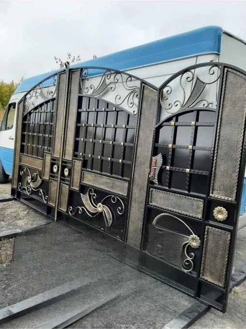 Poartă cu rețea pătrată și volute inferioare P-009 — GNV METAL