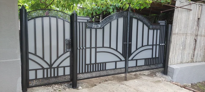 Poartă cu desen în evantai și umplere deschisă P-010 — GNV METAL