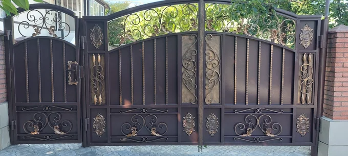 Poartă maro cu inserții verticale aurii P-012 — GNV METAL