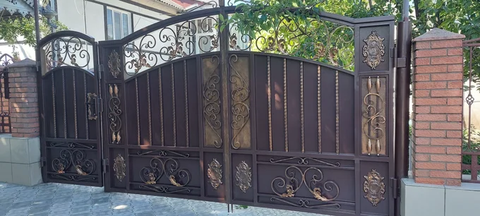 Poartă cu decor auriu și panouri inferioare P-013 — GNV METAL