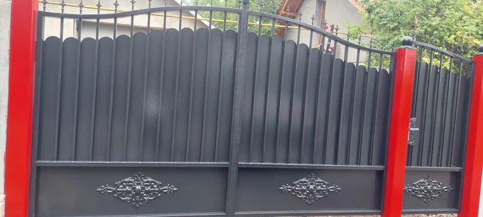 Poartă cu panouri verticale și rozete inferioare P-016 — GNV METAL