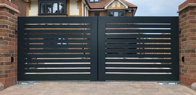 Poartă cu lamele orizontale distanțate P-018 — GNV METAL