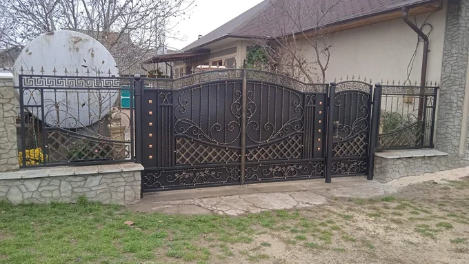 Poartă cu rețea romboidală jos și volute P-019 — GNV METAL