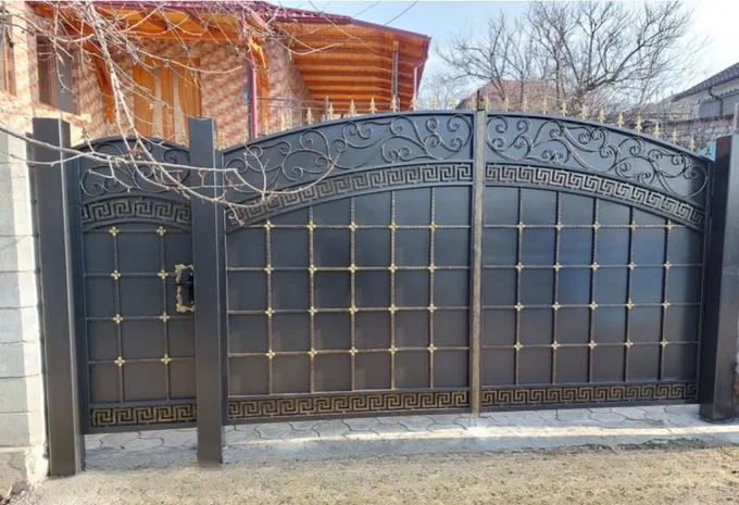 Poartă cu celule pătrate și volute sus P-023 — GNV METAL