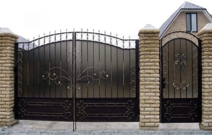 Poartă opacă cu desen vegetal central P-024 — GNV METAL