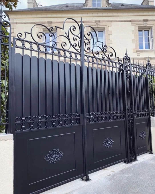 Poartă cu umplere verticală și coronament decorativ P-025 — GNV METAL