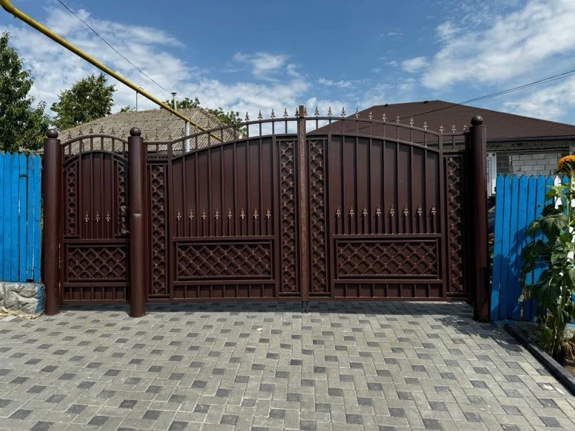 Poartă maro cu inserții romboidale laterale P-032 — GNV METAL