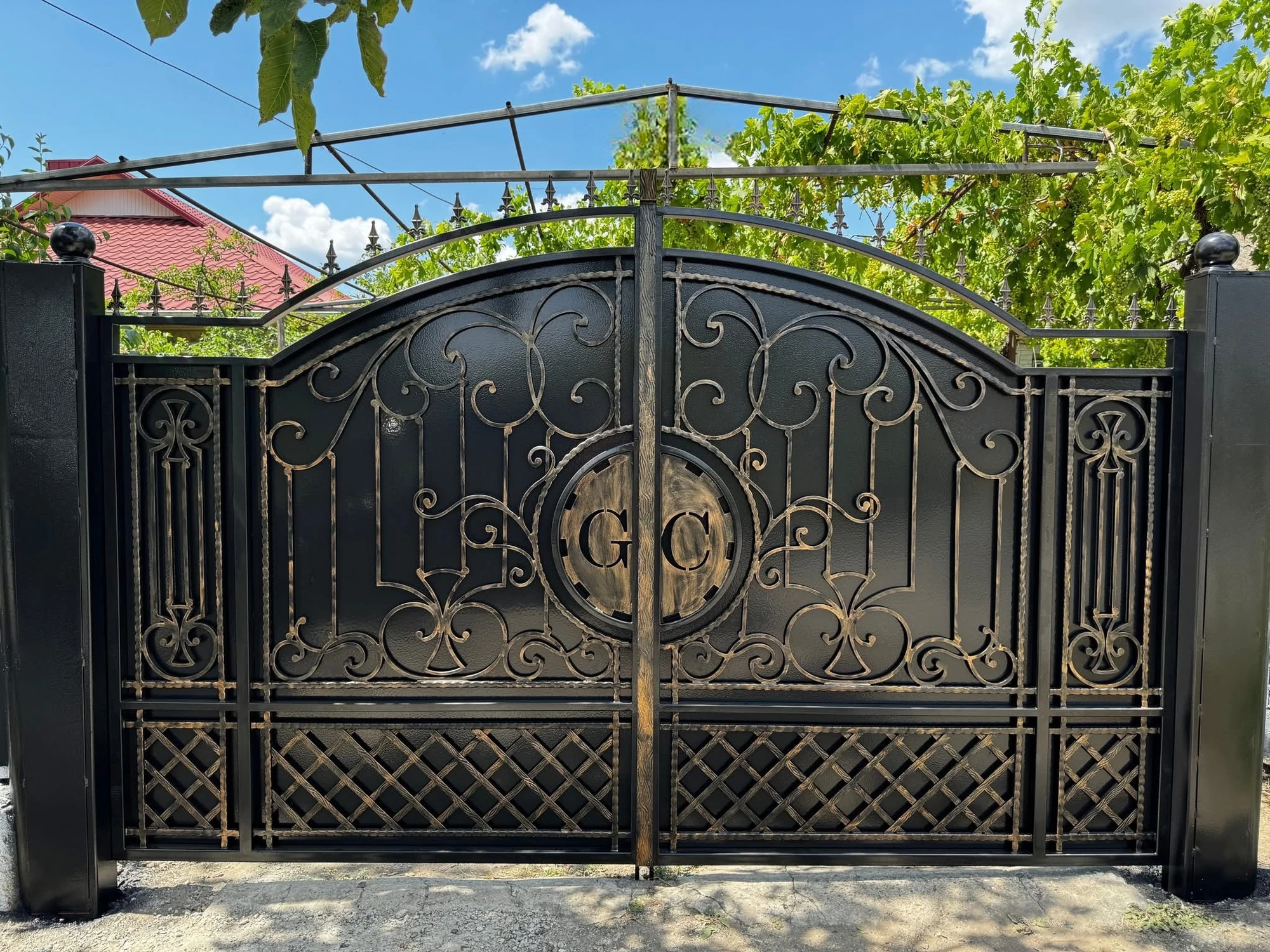 Poartă arcuită cu ornament circular central P-034 — GNV METAL