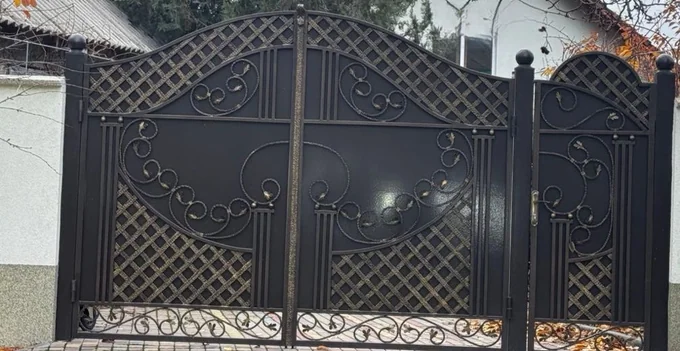 Poartă cu rețea diagonală și arce spiralate P-037 — GNV METAL