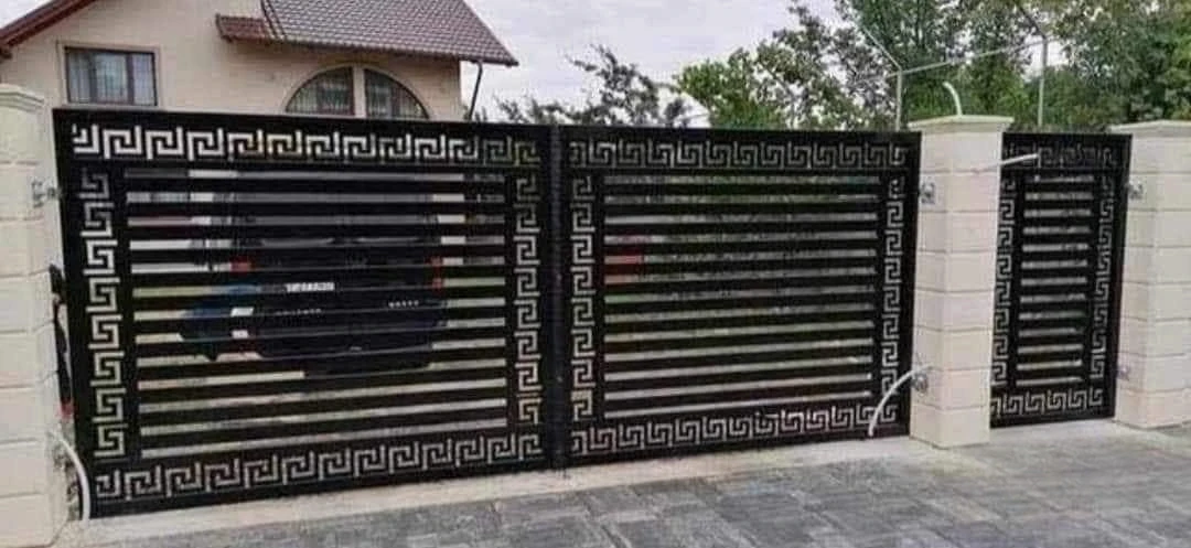 Poartă cu lamele orizontale în ramă ornamentală P-039 — GNV METAL