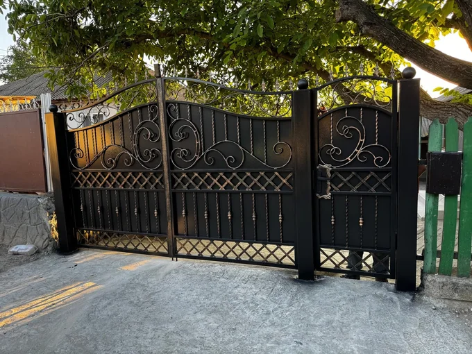 Poartă cu volute mari deasupra benzii romboidale P-040 — GNV METAL