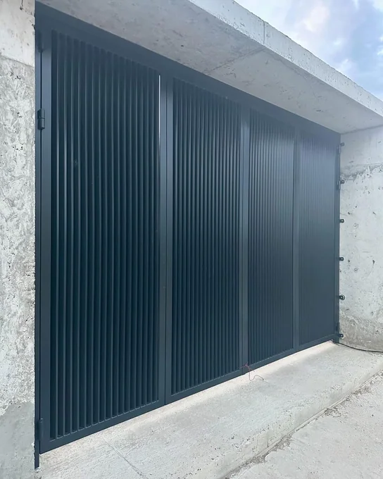 Poartă înaltă cu lamele verticale înguste P-041 — GNV METAL