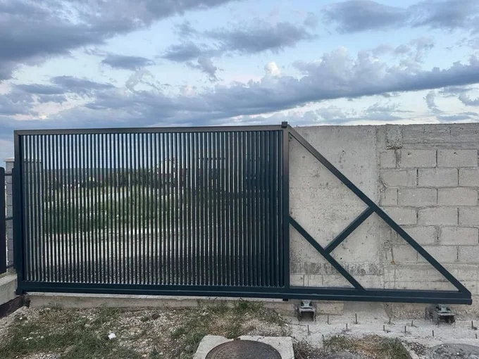Canat culisant cu grilaj des și coadă triunghiulară P-042 — GNV METAL