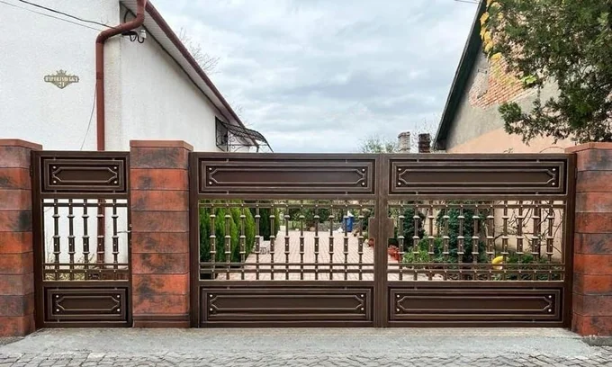 Poartă maro cu mijloc deschis și panouri profilate P-043 — GNV METAL
