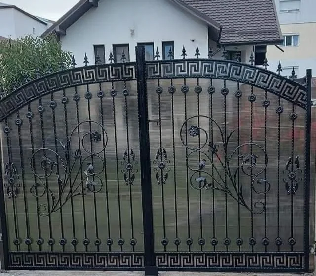 Poartă ajurată cu desen vegetal și meandru P-045 — GNV METAL