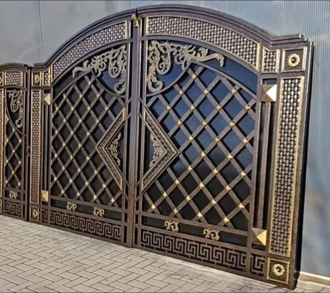 Poartă arcuită cu grilaj diagonal mare P-047 — GNV METAL